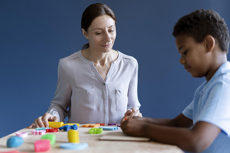 Sessão de terapia multidisciplinar para criança com autismo